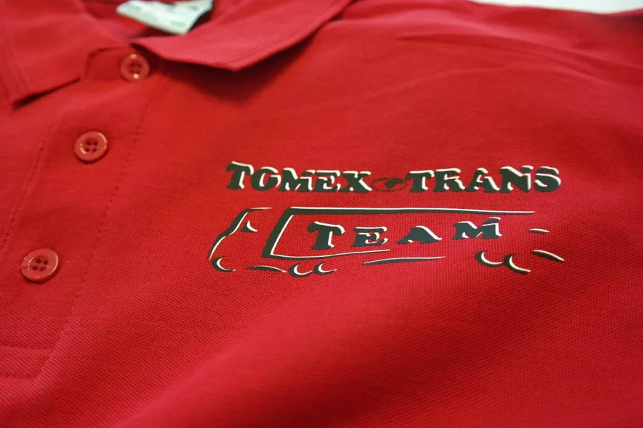 Haftowane logo na czerwonej koszulce polo
